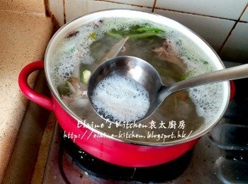 step6: 先用中火煲15分鐘 , 盛起面上泡泡去掉 , 拌一拌勻煲內材料