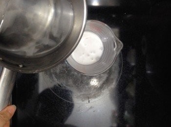 step2: <span class="group_1">椰汁年糕</span>中的糖水加入椰汁拌勻備用