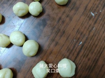 step1: 所有材料輕力拌匀,不要用力搓,以免起筋,炸時笑得唔靚。