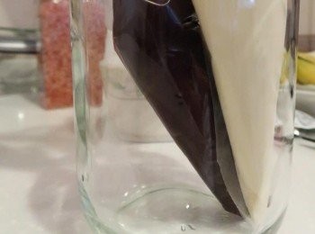 step5: 待表面完全凝固時，可再擠上白巧克力線條裝飾。沒用完的巧克力液可以放置冰箱冷藏，要用時再加熱使用，非常方便！