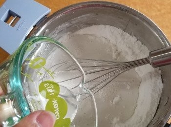 step3: 將所有粉類用200ml 水份先開成粉漿。