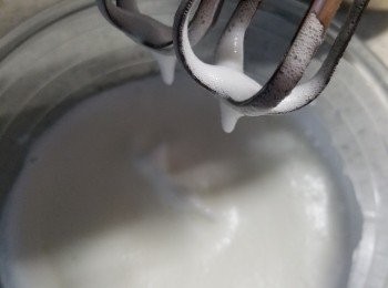 step10: 打至開始凝固就可以再加入1/3糖霜