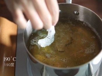 step3: 再來用190度的油溫將蝦仁炸熟。