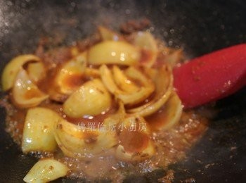 step3: -	加入洋蔥略炒