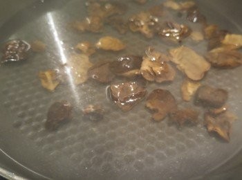 step3: 再將雲耳煮兩分鐘撈起備用。