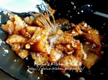 step7: 再加入調味料 , 胡椒粉及冰糖拌勻 , 加入2杯水份量拌勻