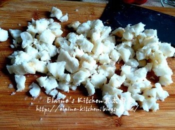 step1: 馬蹄去皮用水沖一沖洗乾淨及瀝乾 , 將馬蹄拍碎