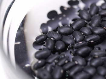 step1: 先將黑豆浸水30分鐘，黑豆有活血利水作用