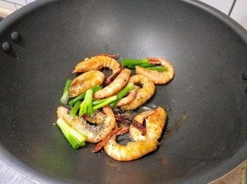 step9: 加入蔥段/辣椒乾及黑椒粒兜炒