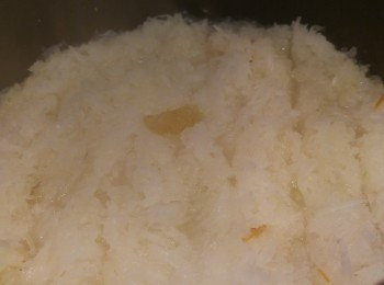 step9: 將蘿蔔絲連同蘿蔔水和冰糖加入乾蔥蓉同炒。