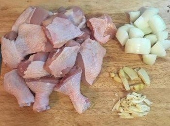 step3: 雞腿切塊；蒜頭切片；薑去皮切片；洋蔥切小丁。