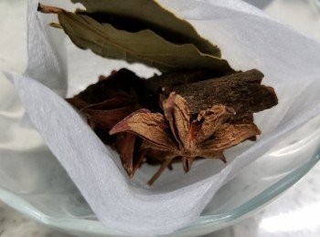 step4: 花椒1茶匙,八角2粒,桂皮1塊約6g,香葉3塊用茶隔袋裝起