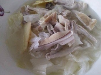 step4: 撈起電鍋中的豬肚【澎湖豬肉】後，並把豬肚【澎湖豬肉】切片，