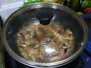step9: 蓋上鍋蓋，燜煮至雞腿肉全熟