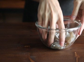 step1: 首先將蝦仁與鹽巴、米酒、太白粉混合後，均勻的攪拌入味。