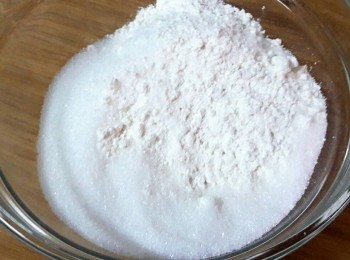 step2: 把低粉和泡打粉 , 砂糖加入乾淨容器中