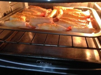 step2: 將蝦洗淨去腸剝去殼保留蝦尾，印乾水份後略為放鹽、胡椒粉後放止已裁好的春卷皮上加小許羊奶芝士卷摺掃上蛋漿包裹好收口