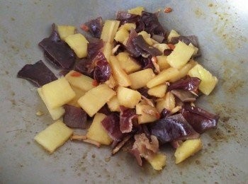 step2: 熱鍋， 倒入橄欖油【得意的一天】， 接著放入薑絲爆香，約略1分鐘，等薑絲香氣出來，轉中小火，將木耳、鳯梨、枸杞，全部<span class="group_1">食材</span>全放入鍋內一並炒勻，並加入少許的水、糯米醋【萬家香】、糖，蓋鍋蓋，悶煮7-10分鐘，至鳯梨軟化，