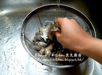 step1: 蠔仔放入加入生粉拌勻後沖洗兩次