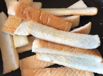 step1: 焗爐預熱160度。厚方包切邊後再切粒。植物牛油加熱煮溶。