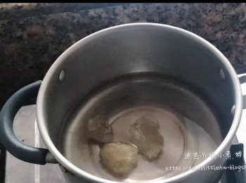 step3: 用小鍋子開中火加入水和冰糖，煮至冰糖熔掉，備用。