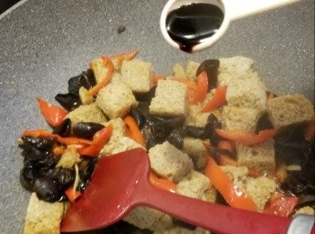 step8: 再加入1茶匙老抽炒勻,冚蓋用中火煮約2分鐘