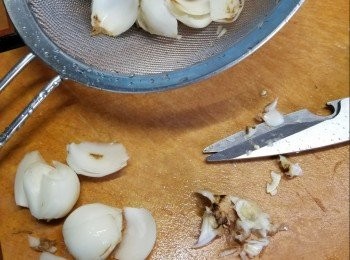 step4: 新鮮百合用較剪剪去泥部份不要，洗淨待用