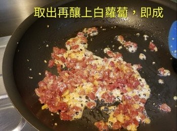 step4: 熱鑊加入臘腸和蝦米爆香，取出再釀上白蘿蔔，灑上葱粒即成。
