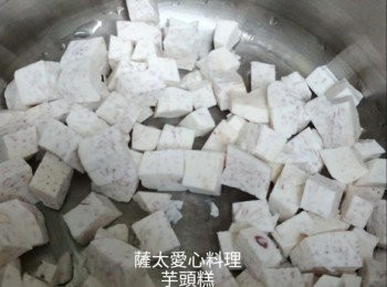 step1: 芋頭去皮切成1cm大小粒的方粒。
