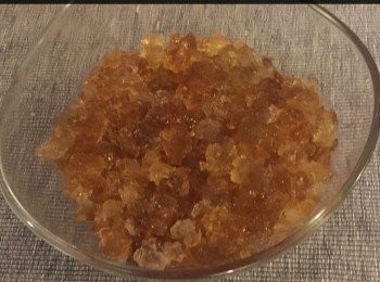 step1: 桃膠150克。