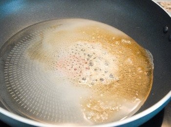 step5: 將砂糖、麥芽糖和水放入大鑊內，用中火煮至有泡沫（其間不要攪拌）