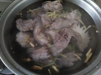step2: 鍋中放入800cc的水，放入薑絲，讓薑絲的味道能散發出香味於鍋中的湯頭裡，接著再放入雞肉滾煮(水至少要淹過雞肉)，並開大火滾煮，開大火煮滾後轉中小火，煮約20-30分鍾(至雞肉熟成)，