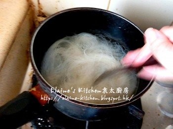 step16: 將米粉放入煲內加水用慢火煮至軟身後盛起放入煲或碗內