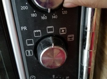 step17: 將焗爐調底至150度,焗大約60至70分鐘即可(每個焗溫有相差,時間方面亦有不同,需目測)