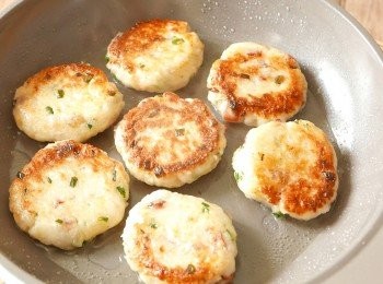 step10: 打開把蘿蔔糕翻面後，再次蓋上煮4分鐘即成。