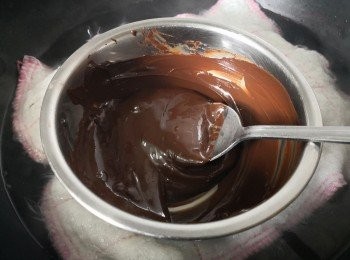 step6: 同時用另一容器把朱古力粒座水溶化，離火備用