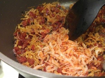 step7: 最後加櫻花蝦同炒, 盛起材料保留鑊中油份。