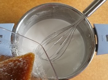 step5: 完成後將紅棗溶液，分三次加入粉漿內拌勻。