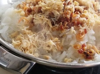 step5: 將<span class="group_2">臘味</span>及<span class="group_3">調味料</span>加入拌勻。