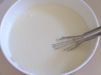 step4: 分2-3次倒入小鍋的椰牛油糖溶液，用膠刮刀拌勻。