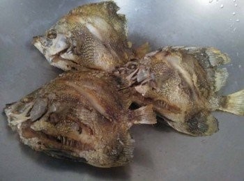 step2: 將熱帶魚【澎湖野生水產】下鍋煎，蓋鍋蓋，煎約7-10分鐘後，轉中小火續煎，雙面都煎至呈金黃色，再依序放入少許水，大約再續煎約20-30分鐘，