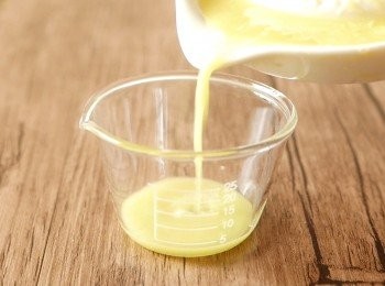 step3: 把薑磨出薑汁。