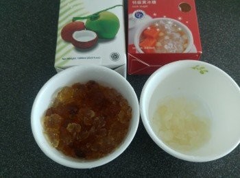 step1: 桃膠和雪蓮子需浸過夜，浸泡時間約十幾個小時,  烹調時將桃膠和雪蓮子雜質清理。