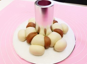 step6: 把耳仔部分搓成圓條後再壓成扁長形， 再放上狗狗頭上的相關位置， 然後進行第二次發酵至兩倍大（約一小時）

第二次發酵快完成時， 預熱焗爐170度10分鐘