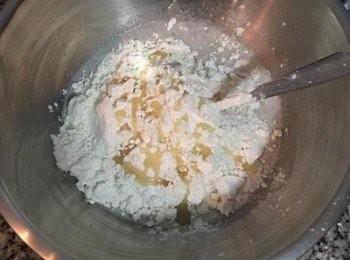 step3: 加入中筋麵粉及沙拉油,