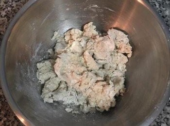 step4: 用攪拌工具拌到沒有水份後,改用手進行搓揉,