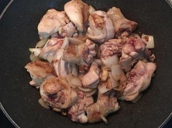 step6: 放入雞腿塊，煎炒上色；