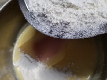 step8: 再將已經篩好的底筋麵粉及粟粉慢慢輕手地少許地加入,用切拌式拌勻