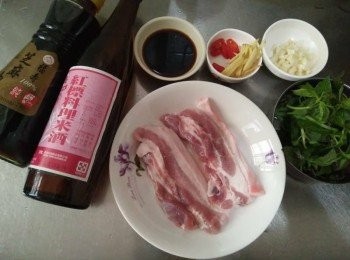 step1: 將三層肉【澎湖豬肉】洗淨並對切，辣椒斜切，薑切絲，蒜頭切碎，九層塔洗淨，芝麻油【福壽】，米酒【台灣菸酒】，醬油，備用；