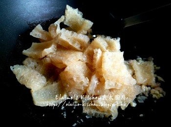 step6: 燒紅鑊 , 爆香蒜粒及乾蔥粒有香味後 , 加入豬皮拌勻數分鐘